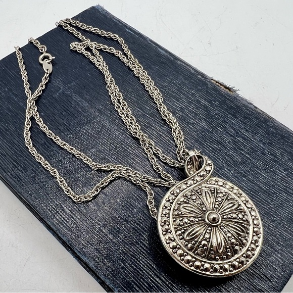 Vintage AVON reversible silver faux pearl pendant 31” chain necklace - Picture 8 of 8